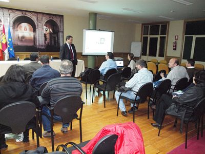 El alcalde explica a los vecinos del Casco Antiguo el proyecto de eliminación del cableado de sus fachadas