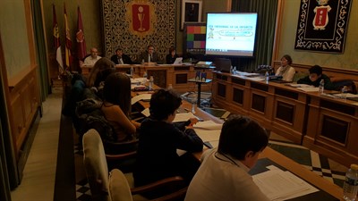 El Alcalde invita a un niño del Consejo de la Infancia a que tome parte en el próximo Consejo Social de diciembre