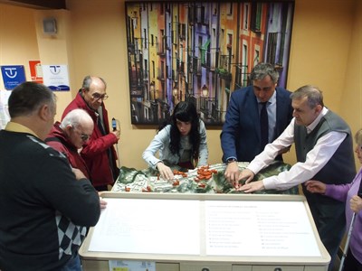Una maqueta tiflológica da a conocer todo el patrimonio de la parte alta de Cuenca y sus hoces a las personas con discapacidad visual 