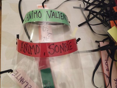 Los profesionales sanitarios de la provincia reciben 1.800 equipos de protección hechos por los voluntarios conquenses