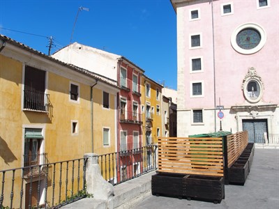El Ayuntamiento instala paneles de madera con jardineras para semiocultar los contenedores del Casco Antiguo 
