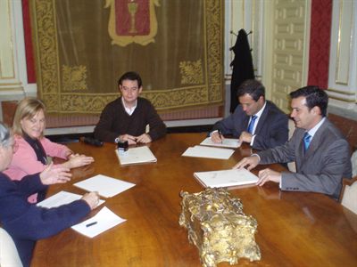 Ayuntamiento y Comunidad de Propietarios firman un convenio para el arreglo del garaje y las escaleras que comunican Pozo de las Nieves y Cerro Molina