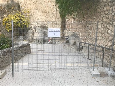 El Ayuntamiento corta el acceso en la calle Bajada Virgen de las Angustias por motivos de seguridad