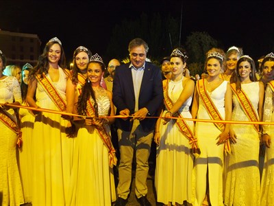 Un desfile de carrozas musical y el corte de cinta inauguran oficialmente el recinto ferial