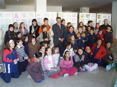 El alcalde asiste a la inauguración de una exposición de comics inspirados en cuentos de Federico Muelas