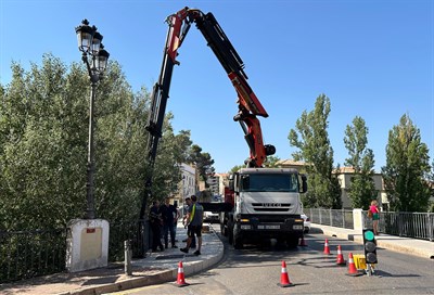 La instalación de la iluminación ornamental del Puente de San Antón implica el corte al tráfico en las noches del martes y el miércoles