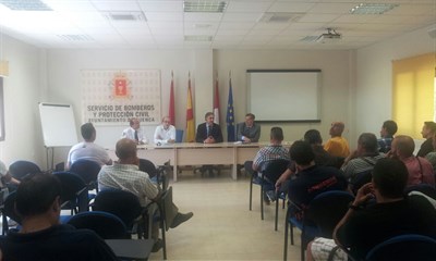 Mariscal traslada a los bomberos su intención de impulsar y reordenar el servicio 