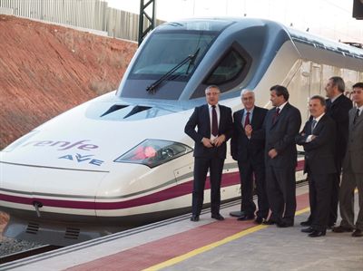 El alcalde de Cuenca aprovecha la presencia del ministro de Fomento para pedir trenes más madrugadores que permitan vivir en Cuenca y trabajar o estudiar en Madrid y Valencia