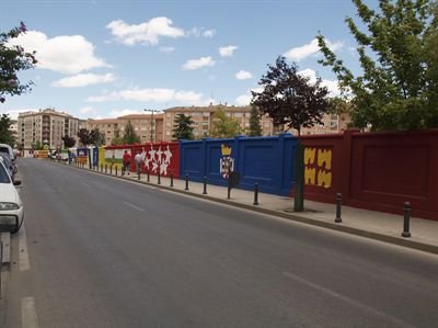 El Mural de las Banderas ya luce su gran colorido en el Paseo de San Antonio