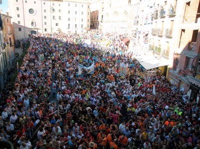 El Desfile Inaugural de Peñas llena de color el Casco Antiguo