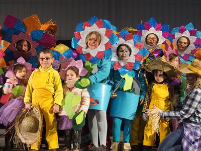 Cuenca celebra el Carnaval con un desfile de color y diversión