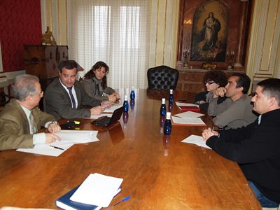 El alcalde informa a la Asociación de Vecinos de Nohales de un proyecto para arreglar la actual carretera de acceso