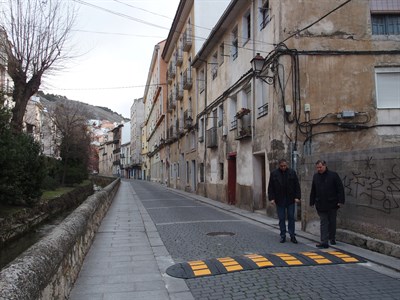 El Ayuntamiento instala badenes reductores de velocidad en la calle de Los Tintes 