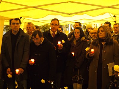 Flores y velas encendidas por cada una de las mujeres víctimas de violencia de género en lo que va de 2016