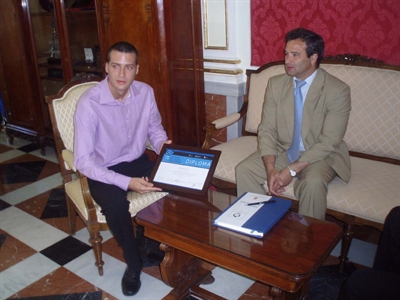 El alcalde recibe al joven músico conquense reciente ganador del Certamen Nacional de Acordeón