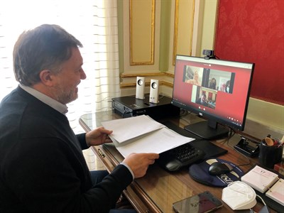 Las Casas Colgadas se iluminan esta noche de morado con motivo del Día Mundial de las Enfermedades Raras