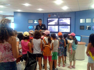 Los alumnos del Proyecto Diviértete Aprendiendo conocen la Policía Local 