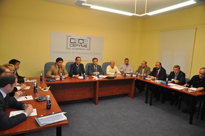 El alcalde presenta el proyecto elaborado por el Ayuntamiento para unir la estación del AVE con la ciudad a los empresarios