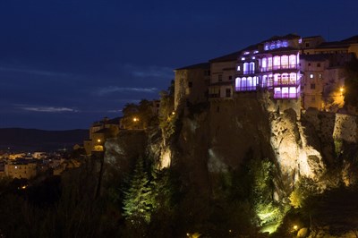 Las Casas Colgadas y la Torre de Mangana se iluminan hoy de violeta con motivo del Día Internacional de las Mujeres 