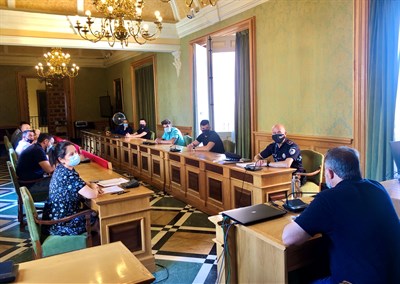 El Ayuntamiento pide la colaboración de los empresarios de ocio nocturno para velar por el cumplimiento de los horarios y la prohibición de beber en la calle 