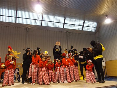 El Desfile del Carnaval llena de color y ritmo las calles de Cuenca