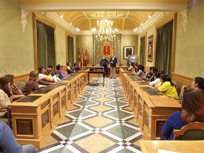 Mariscal se reúne con la comunidad ecuatoriana para coordinar las ayudas a las víctimas del terremoto 