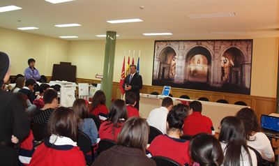 El alcalde recibe a los participantes en el programa Conocer las Ciudades Patrimonio
