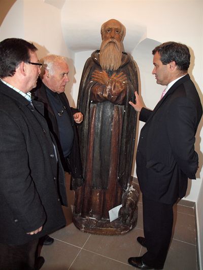 La escultura de San Antón, de Fausto Culebras, regresa a la iglesia de la Virgen de la Luz