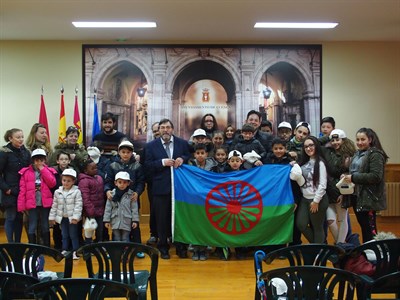 El concejal José María Martínez recibe a un grupo de niños para celebrar el Día Internacional del Pueblo Gitano  