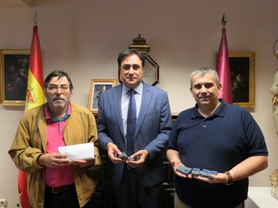 El Ayuntamiento entrega a la ONCE quince mandos detectores de semáforos que facilitan la movilidad 