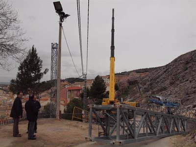 El Ayuntamiento retira una grúa que llevaba alrededor de ocho años instalada en Tiradores