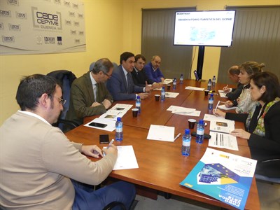 Mariscal entrega el informe del Observatorio Turístico a los representantes de los empresarios  