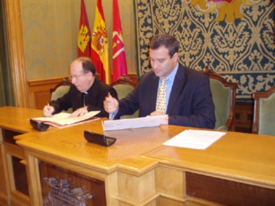 Ayuntamiento y Obispado firman un convenio que permitirá implantar un sistema de detección de incendios en la Catedral de Cuenca