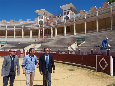 Mariscal visita las obras de la Plaza de Toros y comprueba el buen estado de ejecución