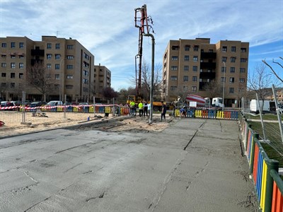 Avanzan las obras del área infantil de Las Cañadillas con la solera de hormigón previa a la instalación del suelo de caucho y los elementos de juego