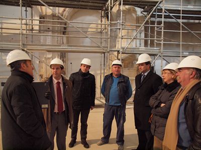 El alcalde y la Comisión Ejecutiva de la Junta de Cofradías comprueban el desarrollo de las obras en la iglesia de San Andrés