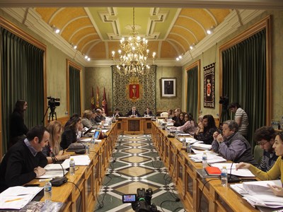 El Pleno extraordinario aprueba todos los puntos del orden del día y mociones atrasadas 