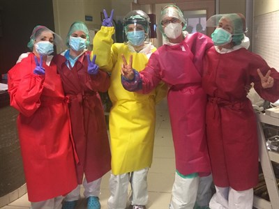 El hospital recibe más de 500 batas confeccionadas por voluntarias conquenses