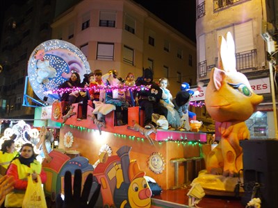 Los Reyes Magos llegan a las calles de Cuenca en una Cabalgata cargada de caramelos, alegría e ilusión