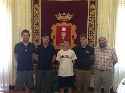 Ávila recibe al triatleta conquense Rodrigo García Baquero