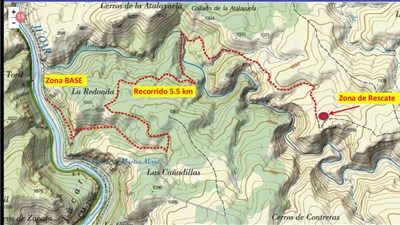 Bomberos municipales rescatan a un ciclista accidentado en una zona de difícil acceso