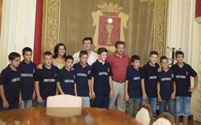El alcalde recibe al equipo alevín de la Escuela Municipal de Fútbol