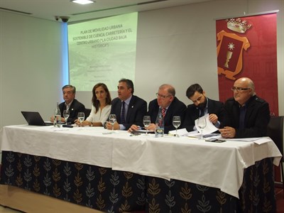 Éxito de participación en la Mesa Redonda sobre un nuevo modelo de ciudad y movilidad urbana en Cuenca