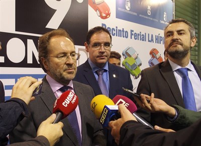 Julián Huete participa en la inauguración y anima a los conquenses a asistir al Salón del Vehículo de Ocasión