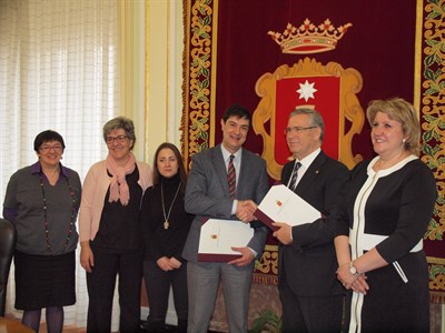 El Ayuntamiento y la UCLM firman un convenio para desarrollar investigaciones en el campo de la discapacidad