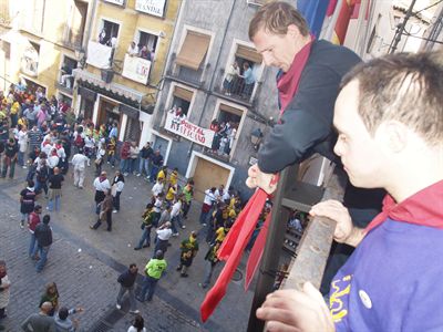 Un pañuelo rojo colgado en el balcón principal del Ayuntamiento indica cuándo la vaca está suelta