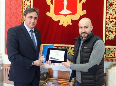 Mariscal entrega a Rubén Navarro el primer premio del Concurso de Cerámica de Cerreto Sannita 