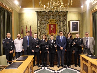 Los nuevos policías locales de Cuenca toman posesión de su cargo 