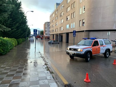 Bomberos, Protección Civil, Policía Local y Agentes de Movilidad intervienen en una veintena de incidentes a causa de la fuerte tormenta