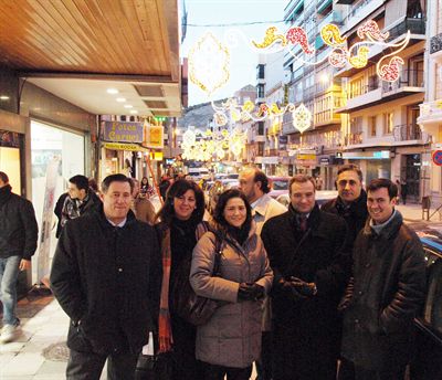 Las luces navideñas iluminan ya la noche conquense